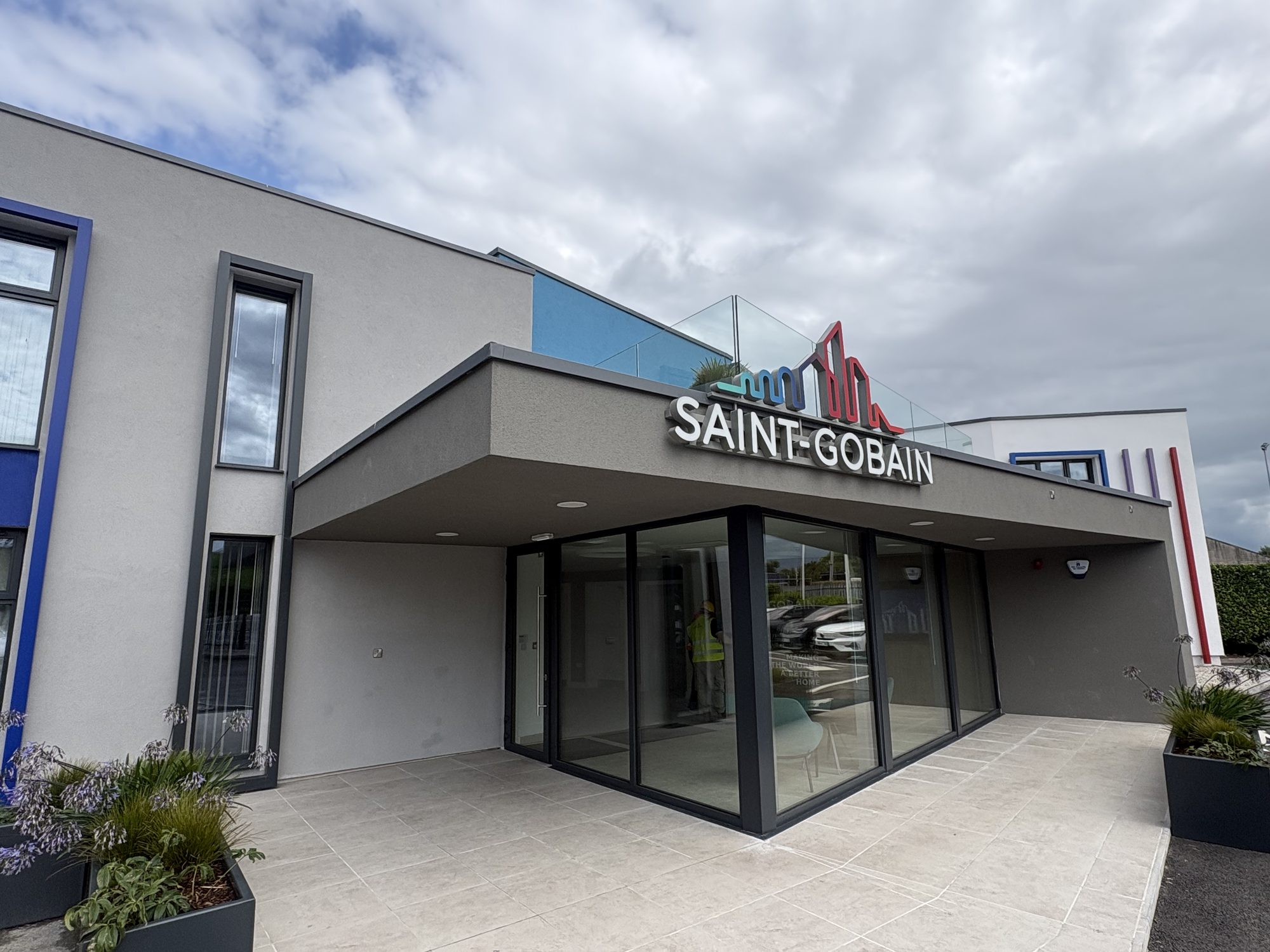 New entrance block, canopy and signage at Gyproc – Saint-Gobain, Kingscourt